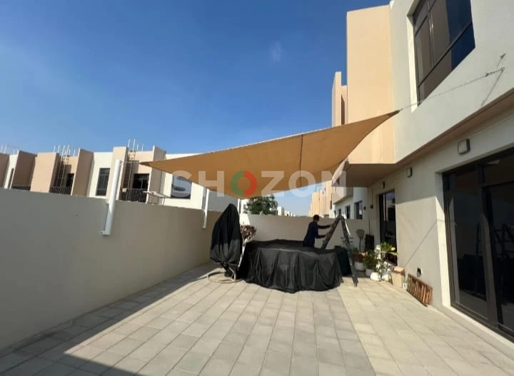 Stylish Outdoor Shade Sail – Perfect for Your Patio!