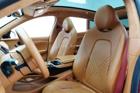 Aston Martin DBX 550
