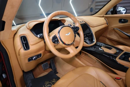 Aston Martin DBX 550