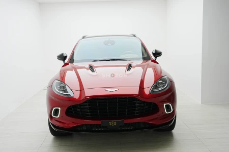 Aston Martin DBX 550