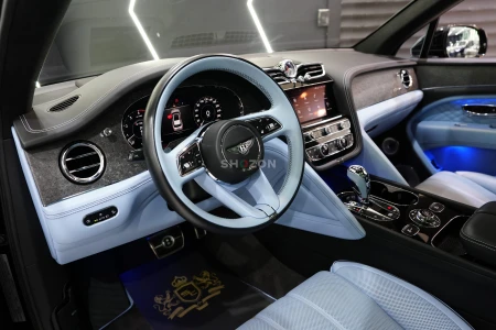 2025 Bentley Bentayga Azure, V8, Bang N Olufsen, Panoramic Roof, Dealer Warranty!!