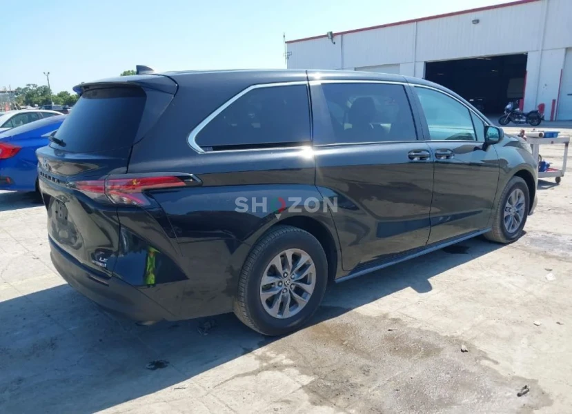 2022 TOYOTA SIENNA LE 
