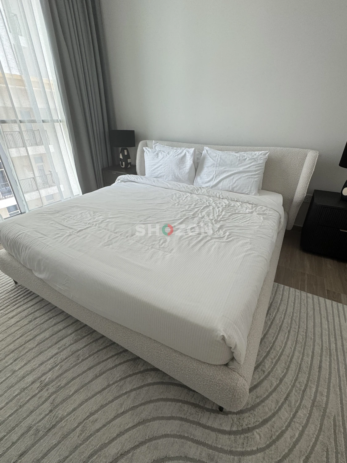 Upholstered king size bed 