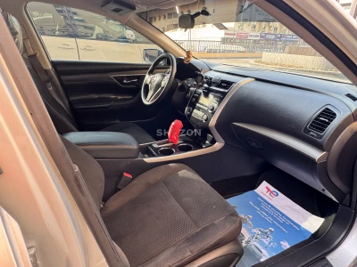 2015 Nissan Altima _ low mileage_ clean_ Excellent engine