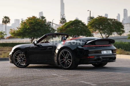 Porsche Carrera 911 GTS convertible - like new 