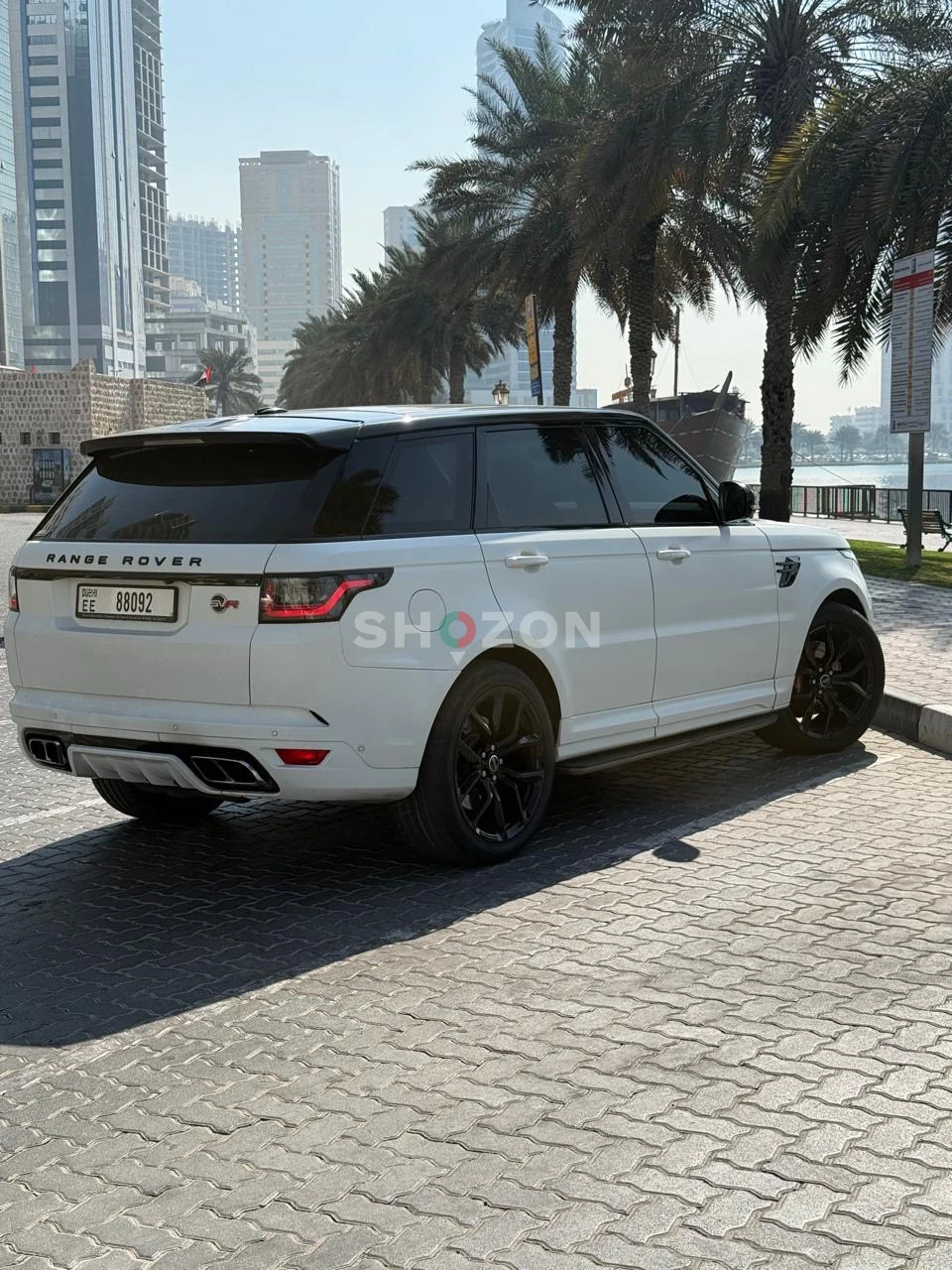 White Land Rover Range Rover with Black Accents in Excellent Condition