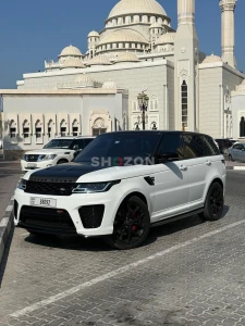 White Land Rover Range Rover with Black Accents in Excellent Condition