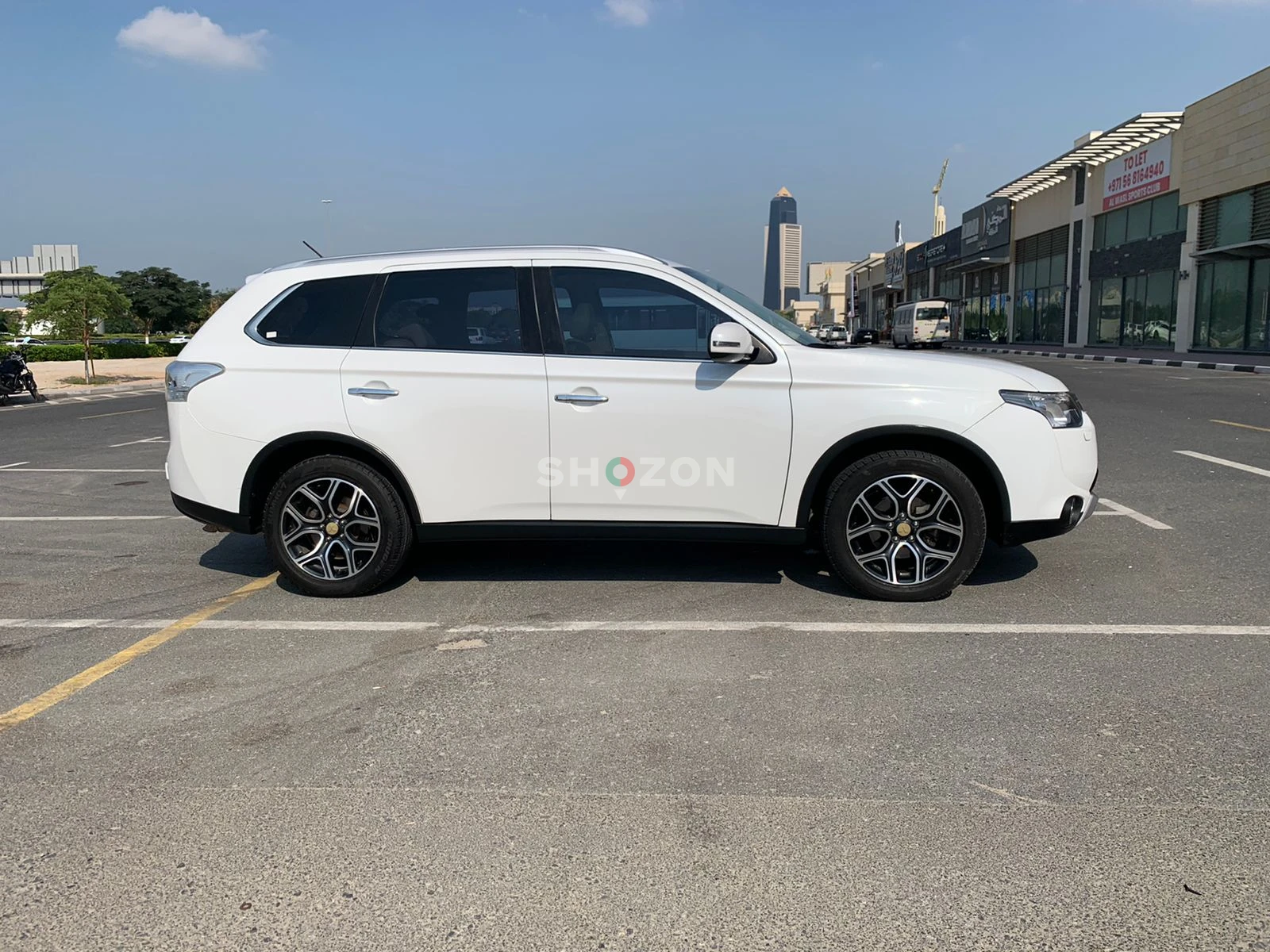 URGENT SALE MITSUBISHI OUTLANDER 2015 v6 FULL OPTION 286000KM 27000AED