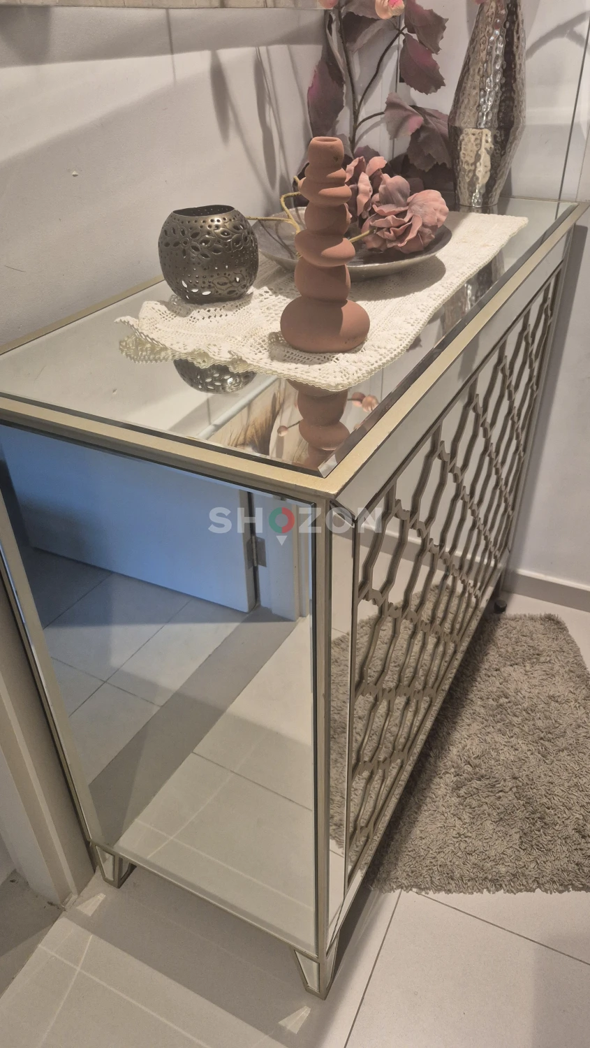 Elegant Mirrored Cabinet bar