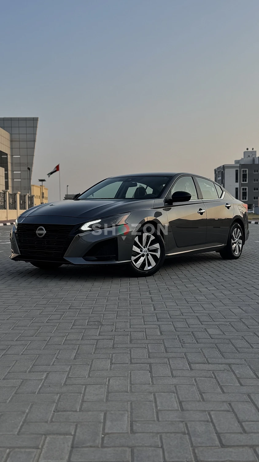 Nissan Altima - Sleek and Modern Sedan
