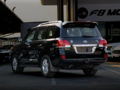 TOYOTA LAND CRUISER GCR V8 GCC SPEC