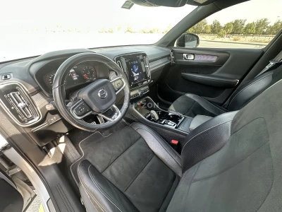 Volvo XC40 T5 R-Design - Stylish and Modern SUV