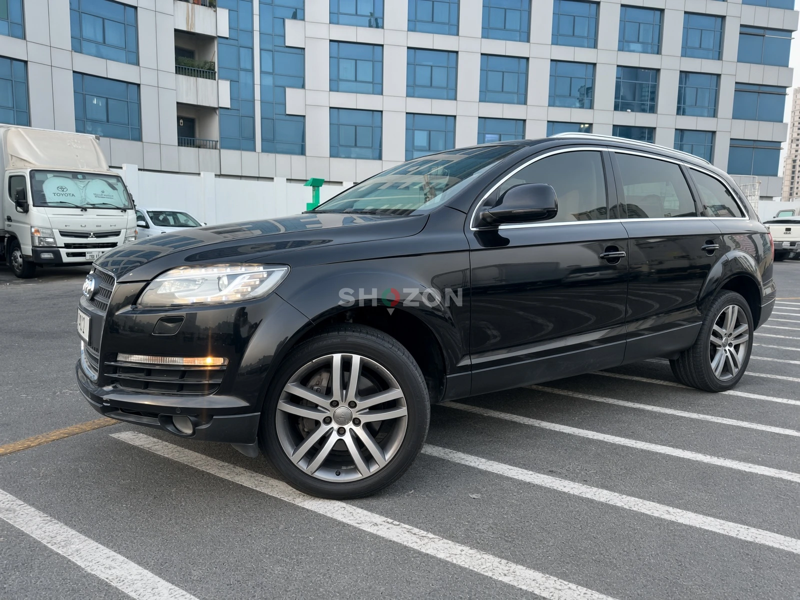 Audi Q7 - Sleek Black SUV with Automatic Transmission