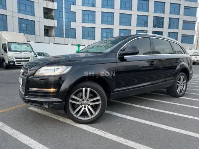 Audi Q7 - Sleek Black SUV with Automatic Transmission