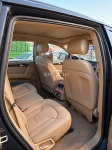Audi Q7 - Sleek Black SUV with Automatic Transmission