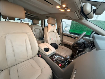 Audi Q7 - Sleek Black SUV with Automatic Transmission