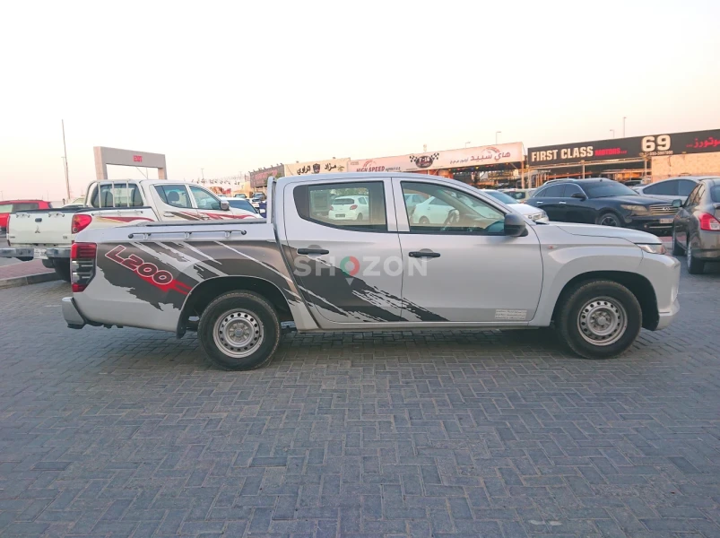 Mitsubishi L200 2020 Model, 2.4 litre engine, GCC, M/T, D/C, 100,000 KM, Single owner